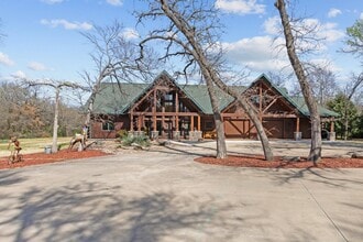 Building Photo - 751 Oak View Dr