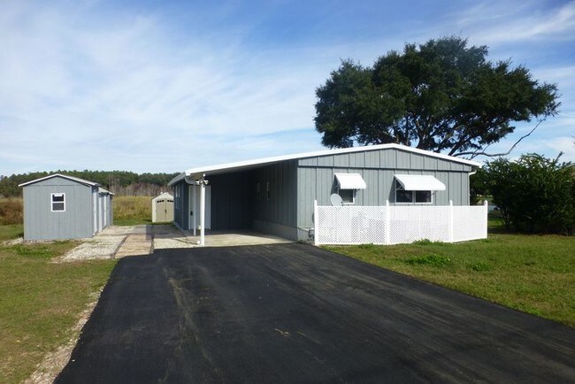 Building Photo - 3 Bedroom 2 Bath Home with Lakefront View