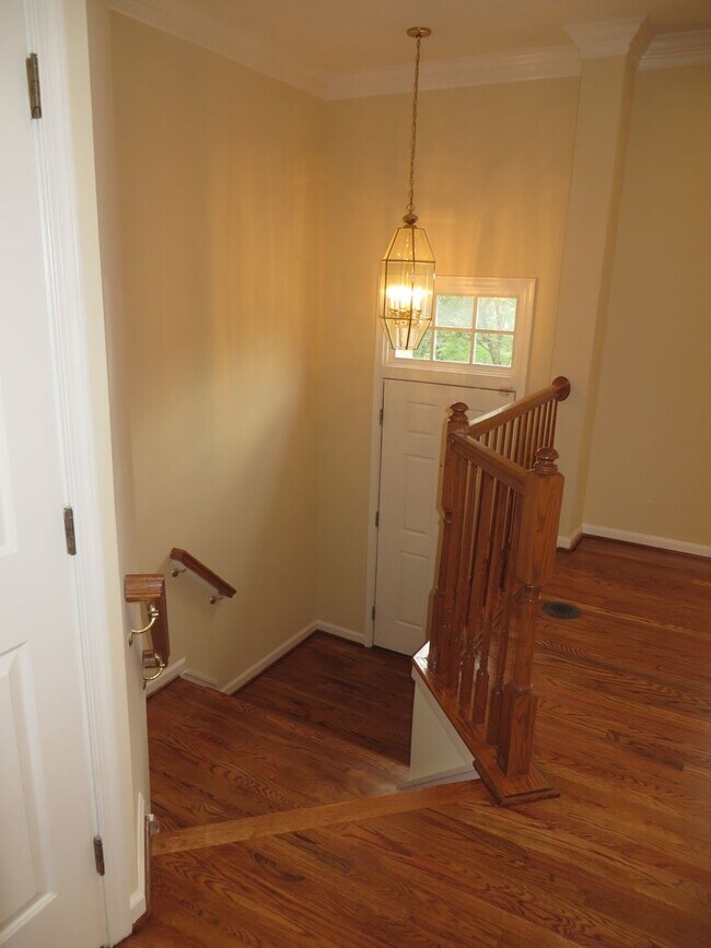 Foto del edificio - Beautiful 3-level colonial-style town home...
