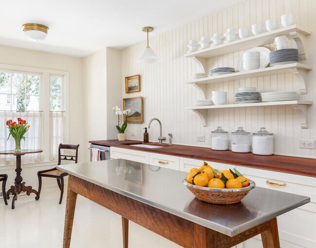 Foto del edificio - 2 Bedroom 2.5 Bath Townhouse in Harleston ...