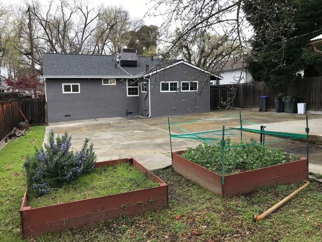 Building Photo - Downtown Pleasanton Charmer 3 BR 1 BA