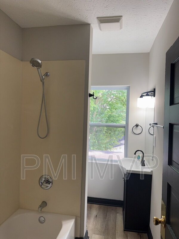 Foto del edificio - 658 Stewart Ave