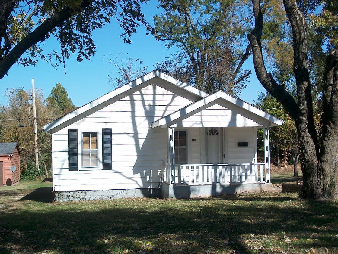 Front - 2707 W Elm St