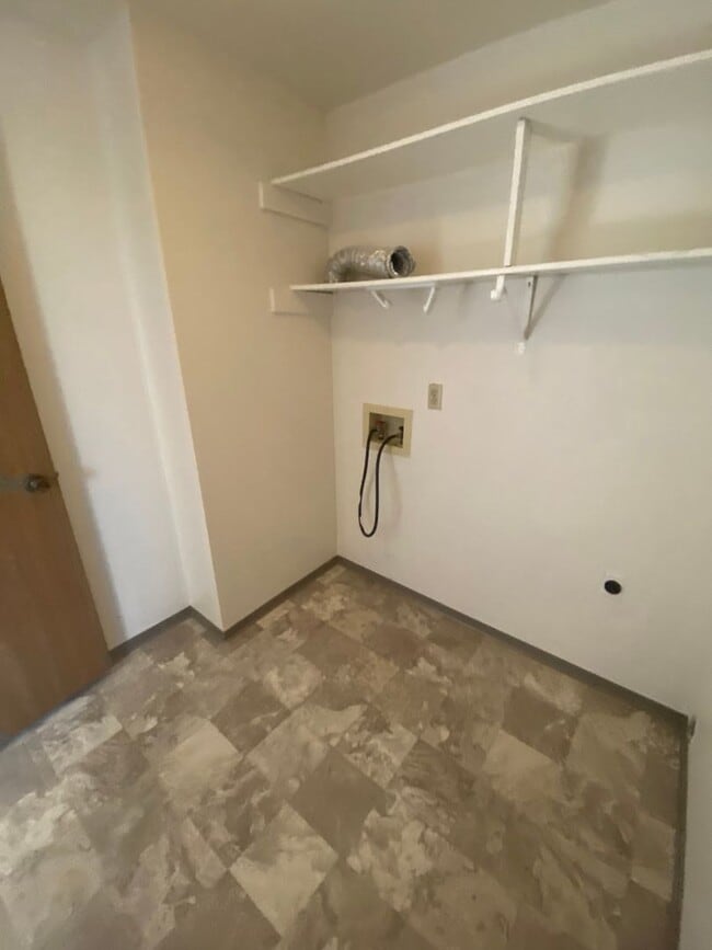 Building Photo - Duplex off of 48th Ave!