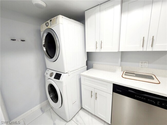 Building Photo - 3615 Boca Ciega Dr