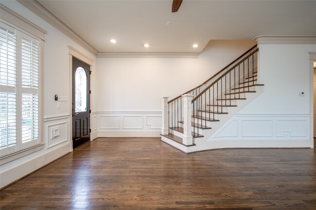 Building Photo - 842 W 22nd St