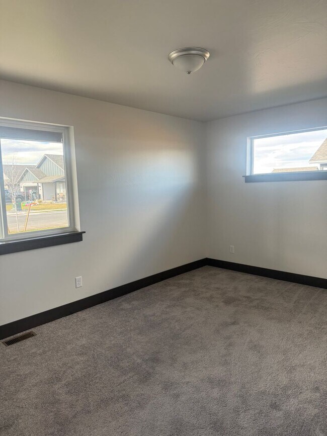 Foto del edificio - Brand New 3 Bed 2 Bath with double attached garage in Belgrade