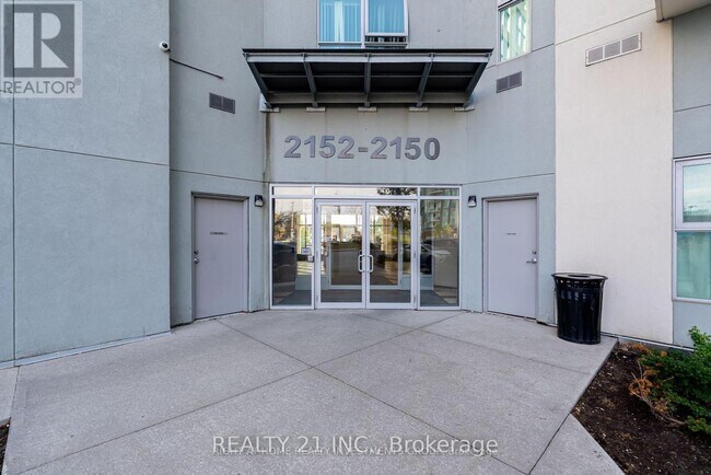 Photo du bâtiment - 2150-2150 Lawrence Ave E