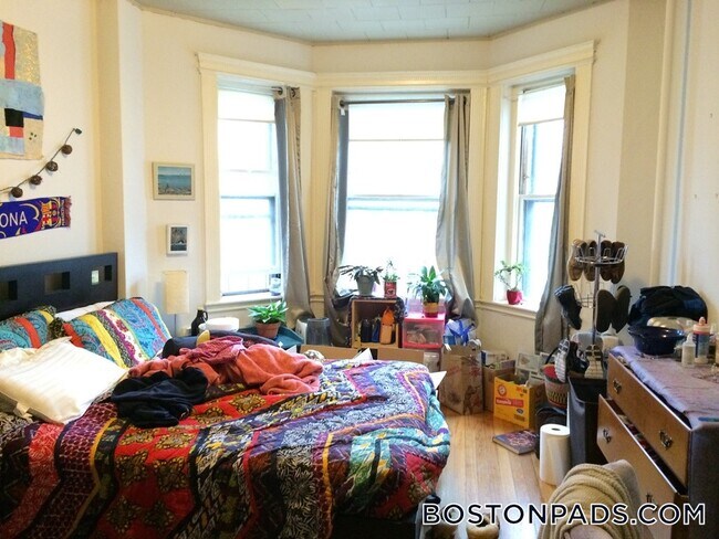 Foto del edificio - 28 Westland Ave