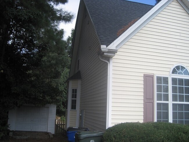 Foto del edificio - 3205 Sedgefield Pines Ln