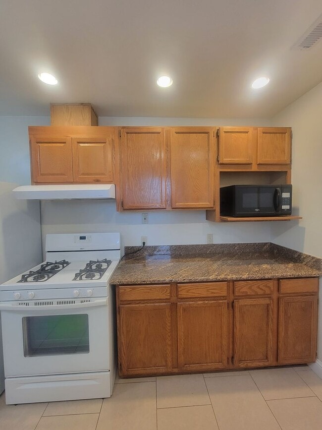 Building Photo - Charming 2 Bedroom, 1 Bathroom Home in San...