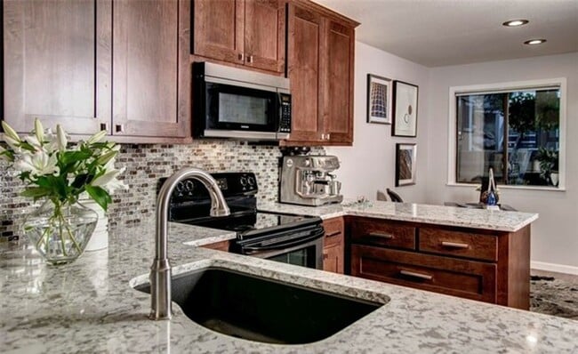 Building Photo - Beautiful Home located near Juanita Bay Water Front with 2 Bed and 2 Bath