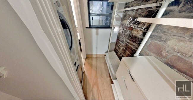 Building Photo - PERRY ST.