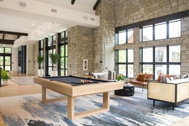 Foto del edificio - 9132 Senator Royall Dr