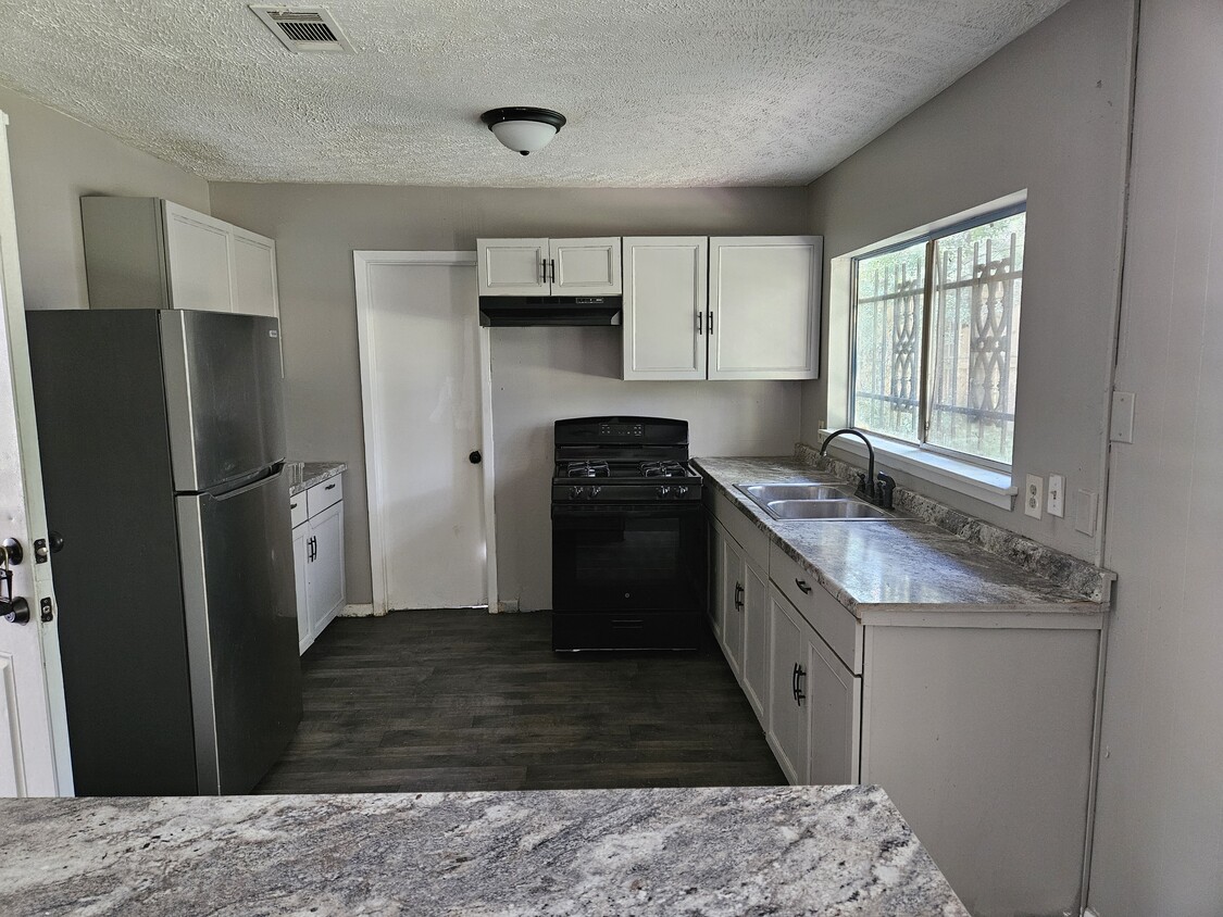 Building Photo - 2240 Queensroad Ave