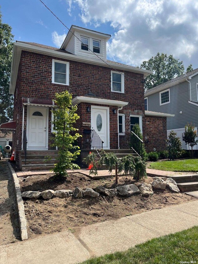 86A 5th Ave Unit 2, Westbury, NY 11590 Room for Rent in Westbury, NY