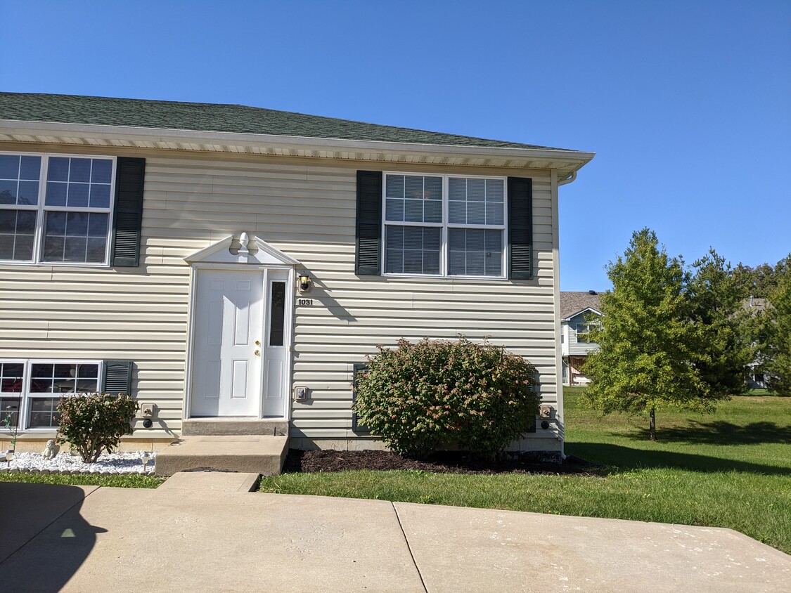 front of condo - 1031 Arlington Ct