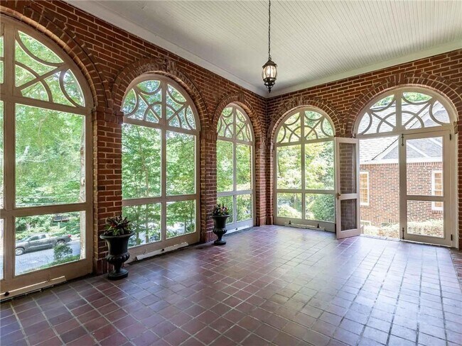 Foto del edificio - 1681 E Clifton Rd NE