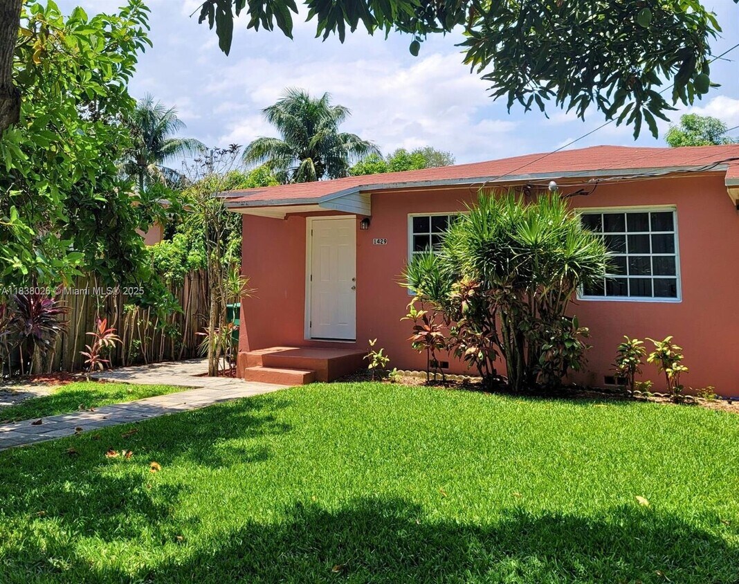 Foto principal - 1429 NE 147th St