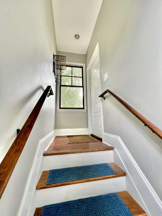 Foto del edificio - 1 Bed Apartment with TWO CAR GARAGE!