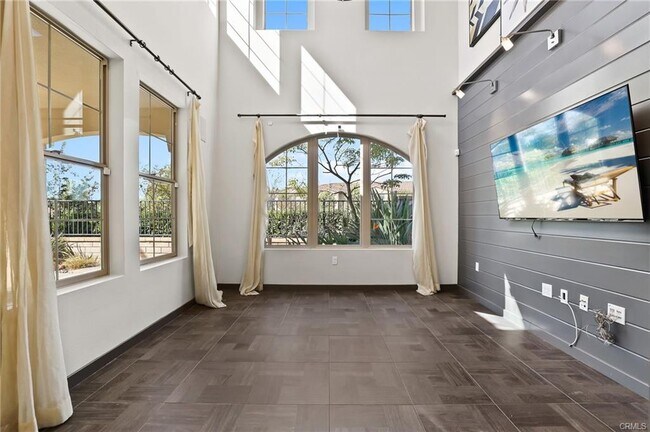 Building Photo - 302 Finch
