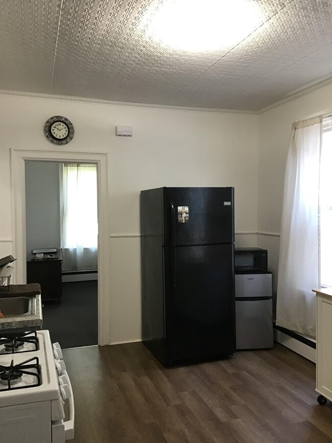 Building Photo - 240 LINDEN Ave