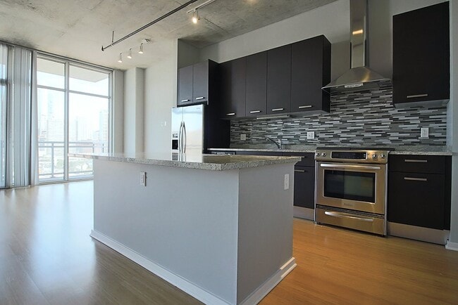 Building Photo - 156 W Roosevelt Rd