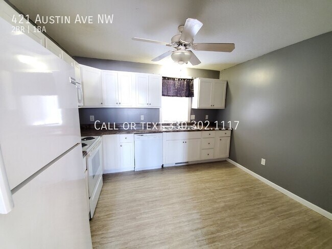 Foto del edificio - Two bedroom one bathroom townhouse for ren...