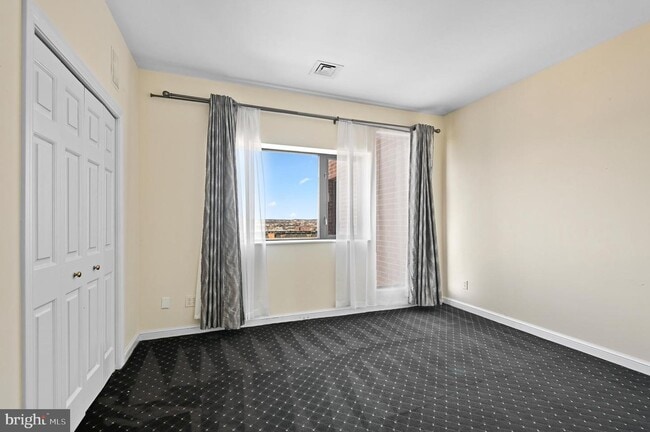Building Photo - 10 E Lee St