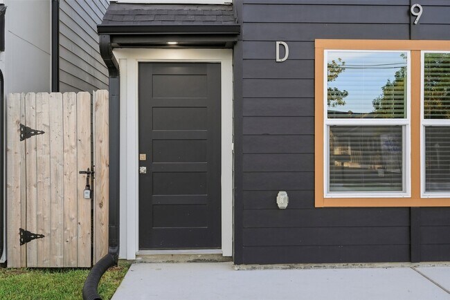 Foto del edificio - 9819 Turnbow St