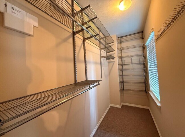 Foto del edificio - 815 Sterling Creek Cir