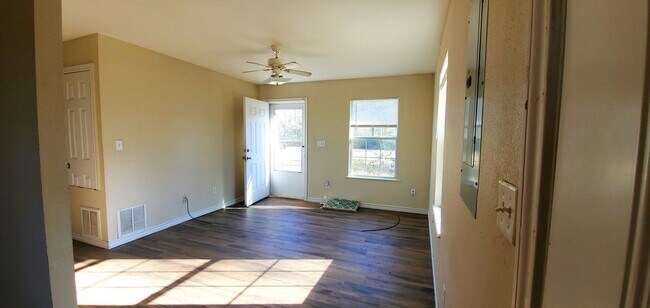Building Photo - Charming 3 bed / 2bath home sitting deep o...