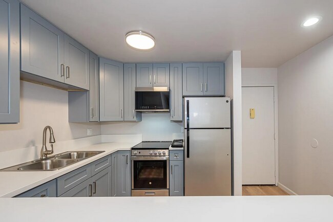 Building Photo - Beautiful and Freshly Renovated Hillcrest ...