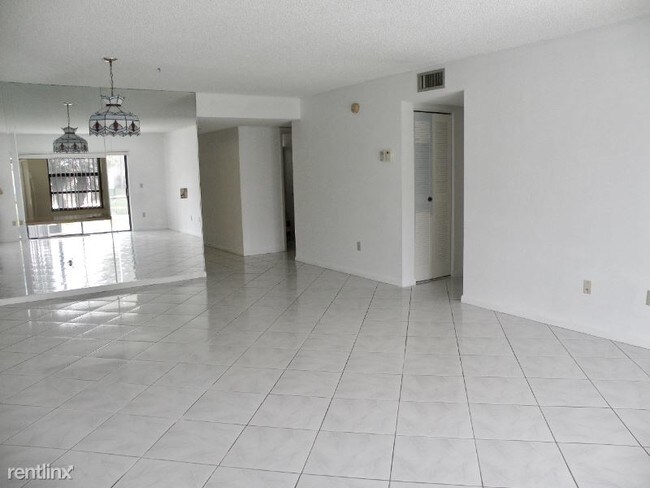 Building Photo - 135 Lake Nancy Ln