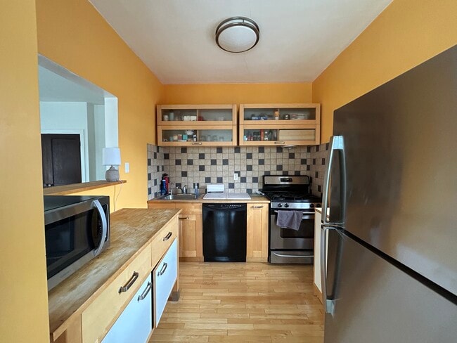 Kitchen - 815 E Huron St - 5-10 Minute Walk from UofM!