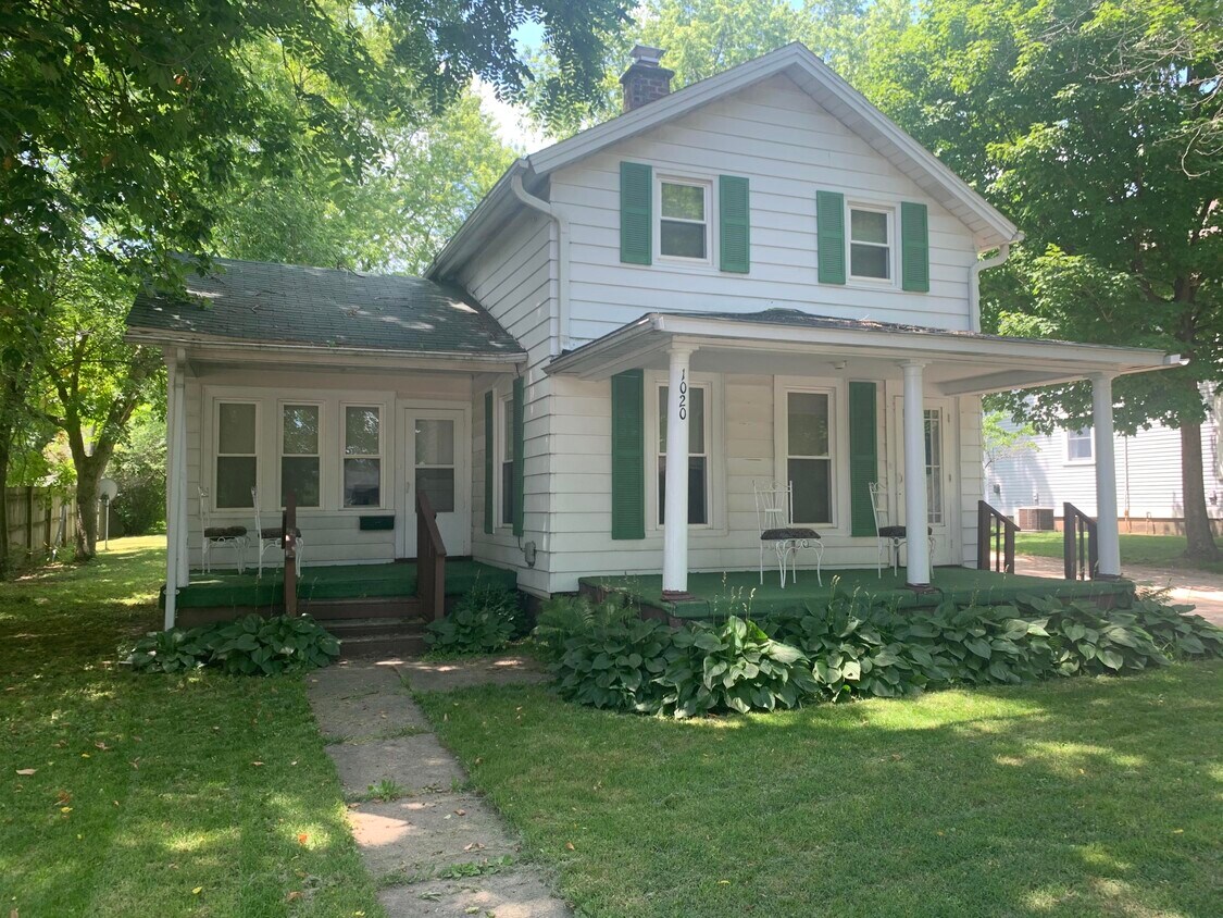 Primary Photo - 1020 Center St
