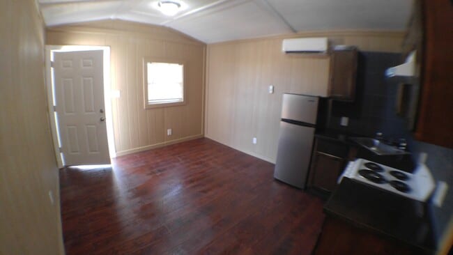 Building Photo - 2024 Family Ln.