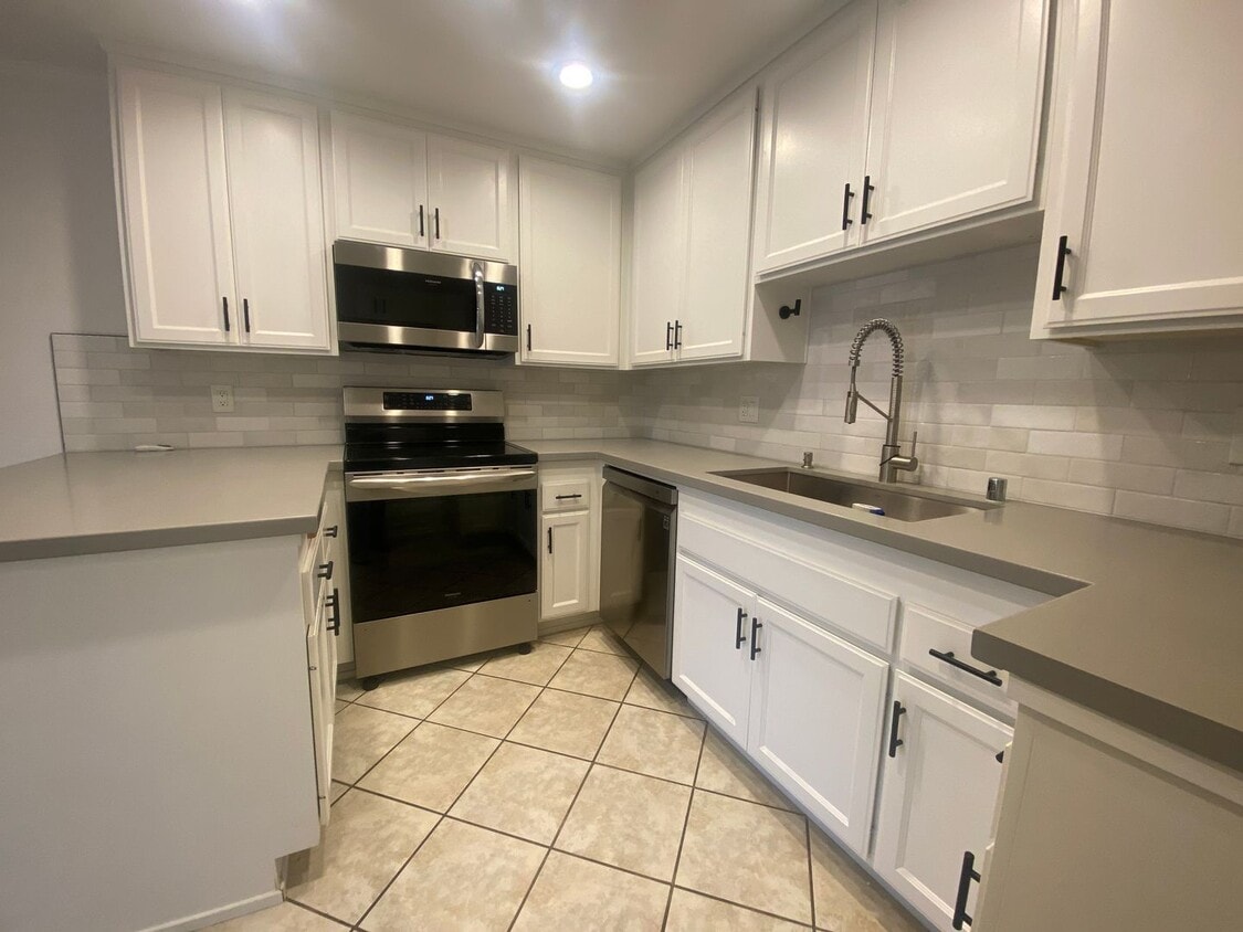 Primary Photo - Charming 2 Bed, 2 Bath Carlsbad Condo