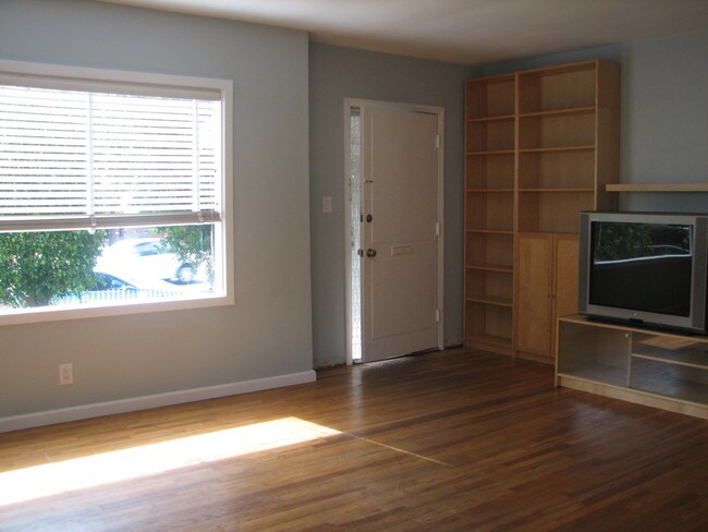 Foto del edificio - 1766 Walgrove Ave