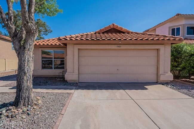Building Photo - 3 bed, 2 bath home in Glendale with golf c...