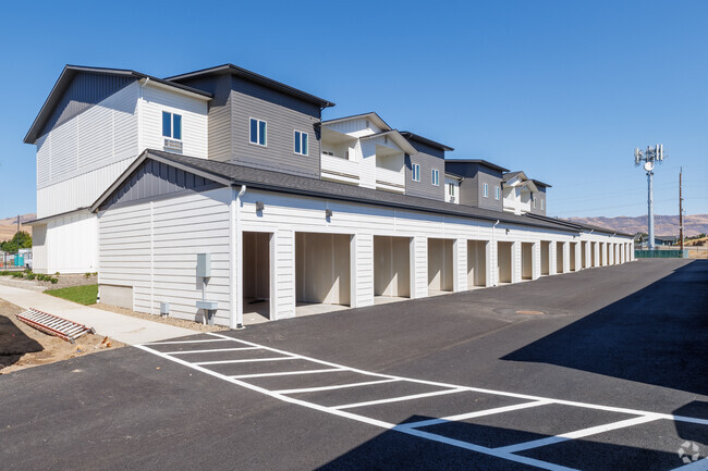 Puerta de entrada - Zona de garaje - Gateway Apartments