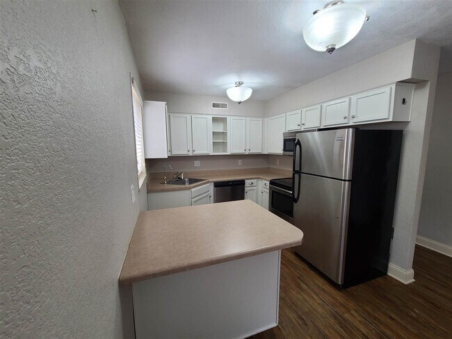 Building Photo - 400 Grandview Ct