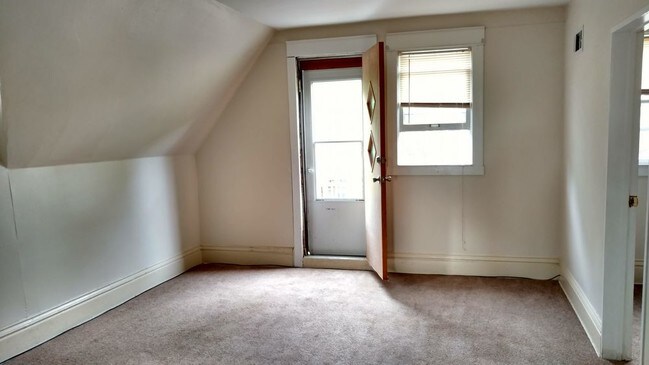 Building Photo - 2818A N. 33rd Street - 2 Bedroom Upper