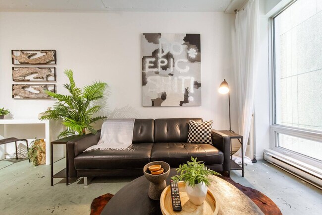 Photo du bâtiment - 10024 Jasper Ave