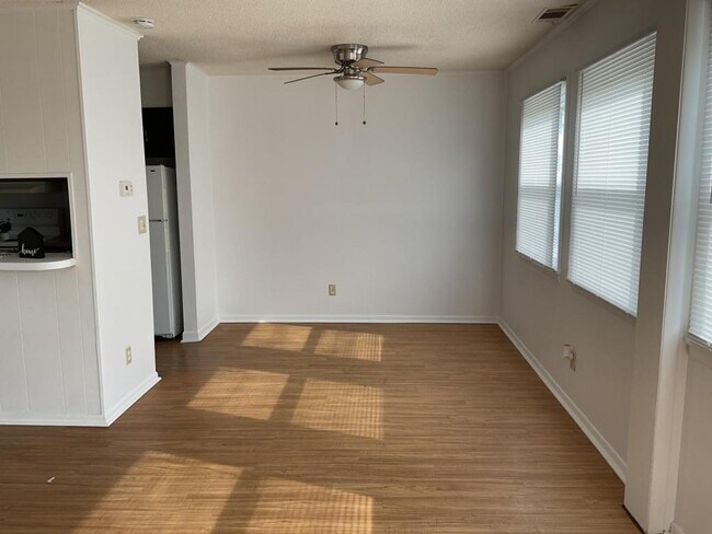 Building Photo - 1120 Briar Manor