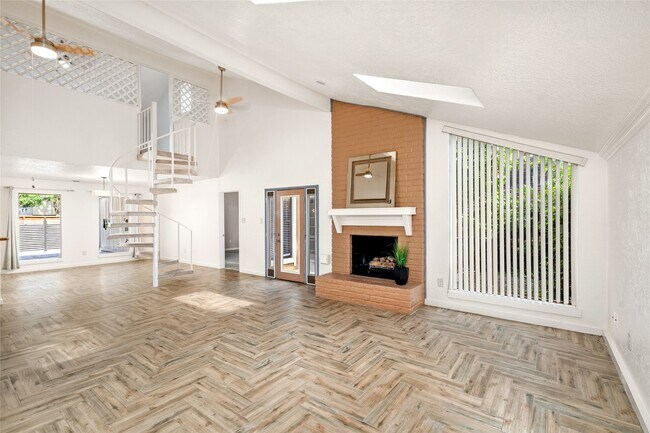Building Photo - 707 Center Hill Dr