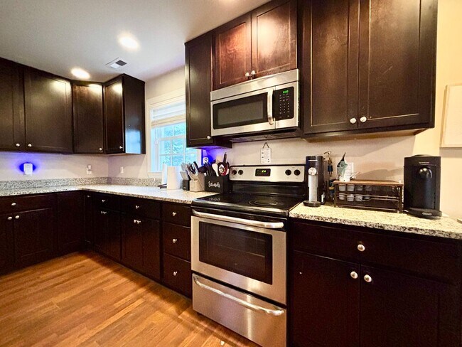 Foto del edificio - Spacious 4-Bedroom Home in Portsmouth