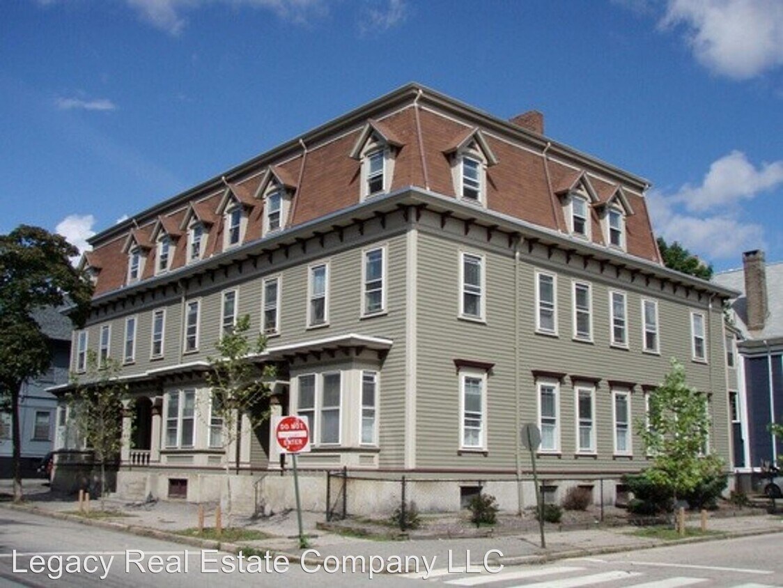 Primary Photo - 339-343 Thayer St