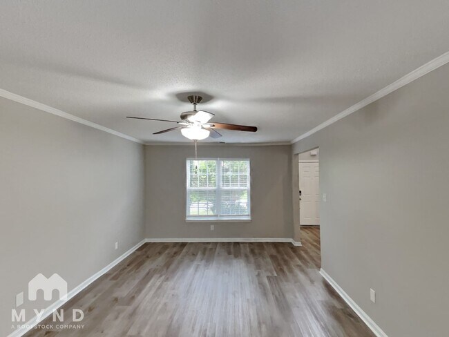 Building Photo - 219 Chattaroy Dr
