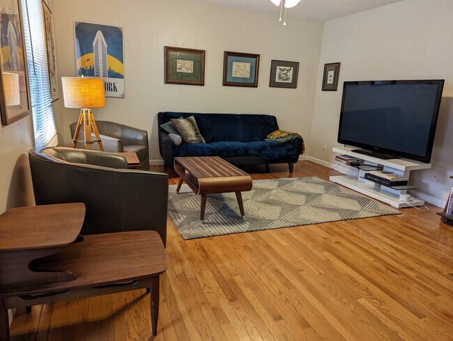 Living Room - 105 Regent Plz